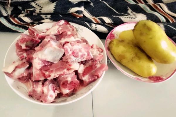 土豆烧排骨的做法图解2