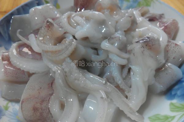 苦瓜炒鱿鱼的做法图解1