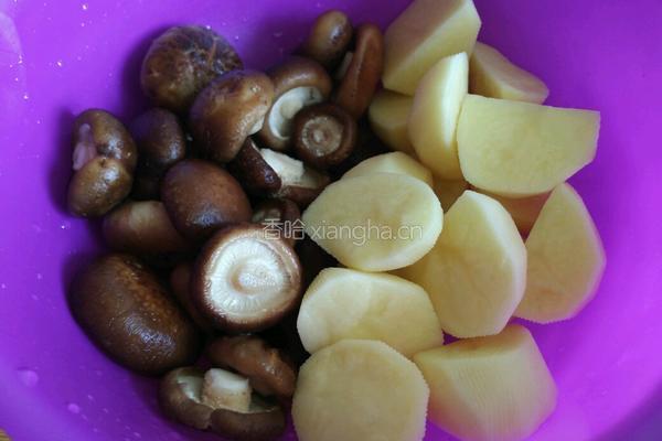 香菇土豆烧鸭腿的做法图解4