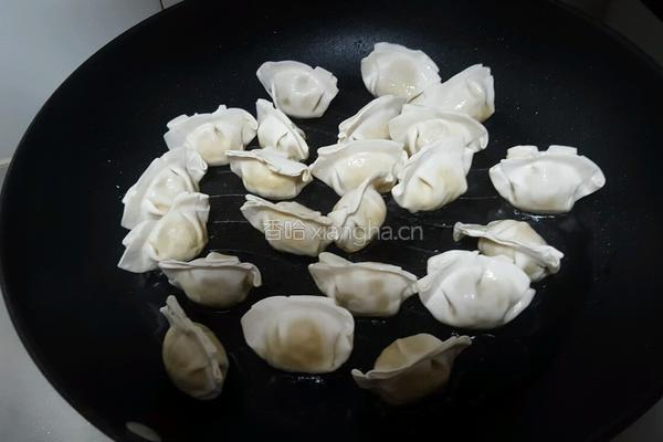 鸡蛋速冻煎饺的做法图解1