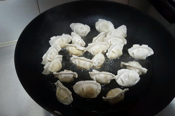 鸡蛋速冻煎饺的做法图解2