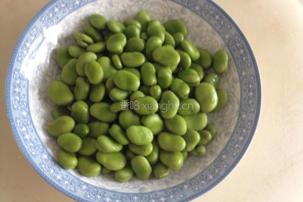 蒜蓉蚕豆的做法图解1