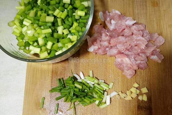 蒜薹肉丁的做法图解1