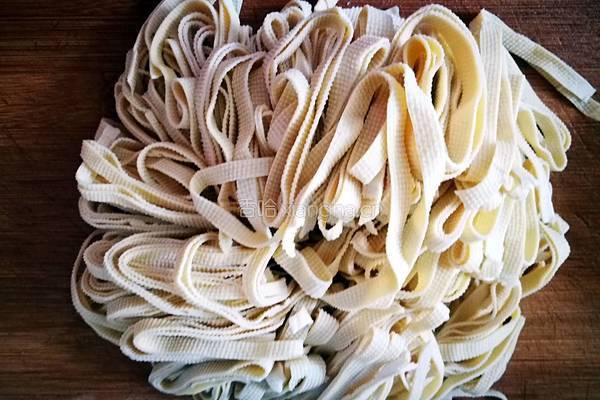 「Cathy边吃边营养」凉拌豆腐皮的做法图解1