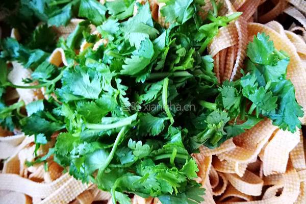 「Cathy边吃边营养」凉拌豆腐皮的做法图解3