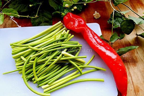 蒜苔炒肉的做法图解1