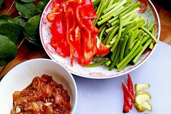 蒜苔炒肉的做法图解2