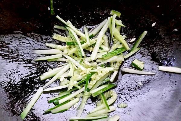 青瓜炒香干的做法图解3