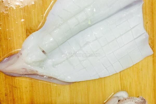 洋葱炒鲜鱿鱼的做法图解1
