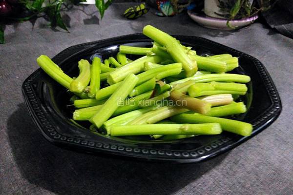 苋菜杆子炒肉的做法图解2