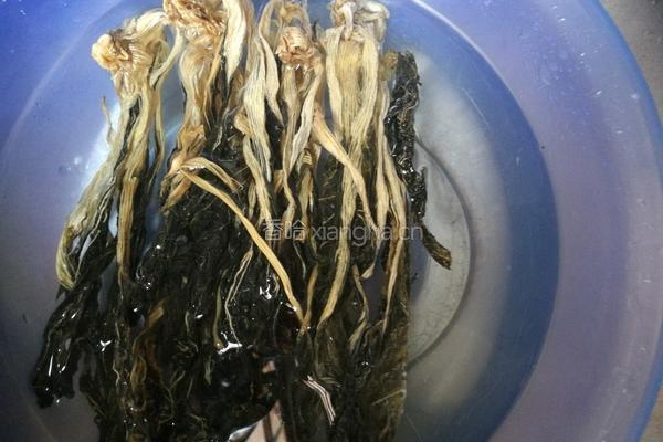 排骨菜干粥的做法图解1