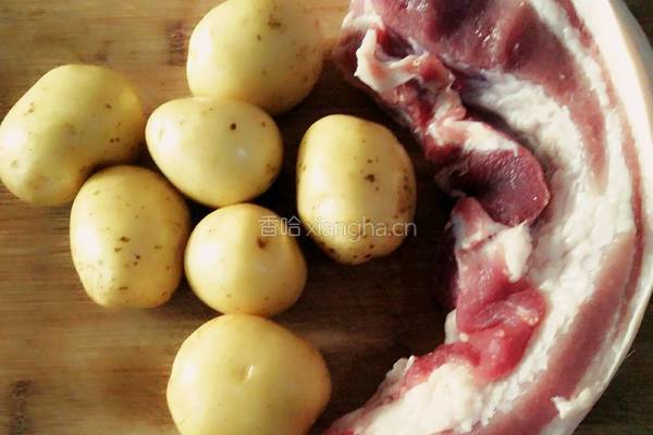 猪肉炖土豆的做法图解1