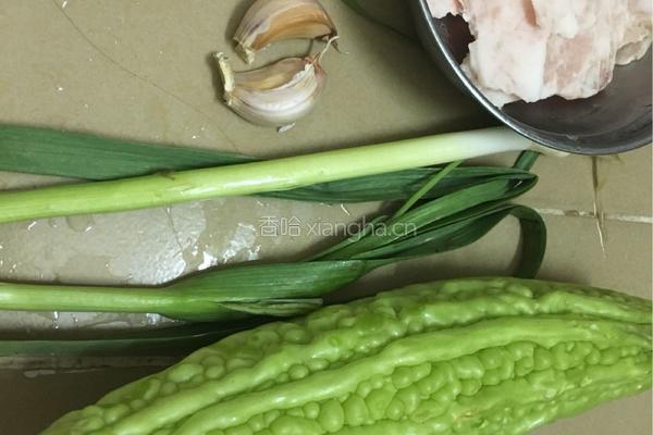 香辣肉末苦瓜的做法图解1