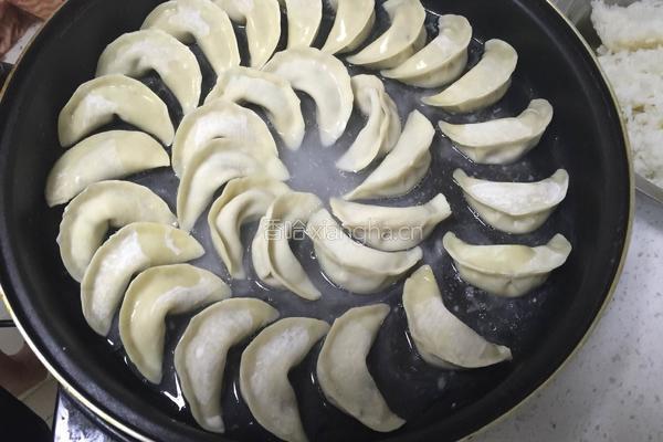 芹菜猪肉煎饺的做法图解12