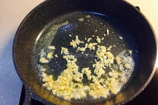 奶油蘑菇汁青口贝的做法图解10