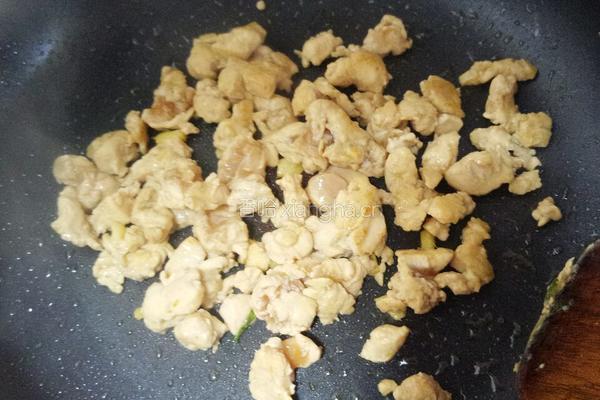 蒜薹爆鸡丁的做法图解3