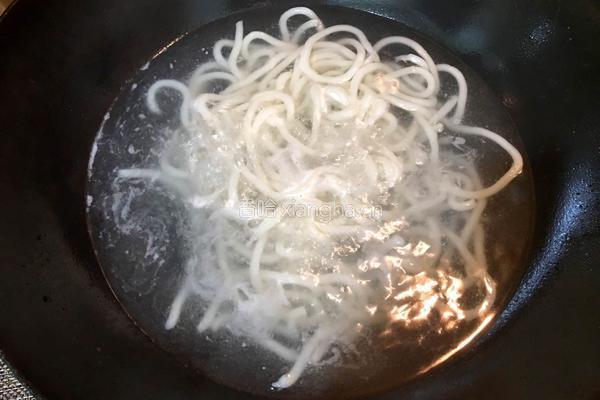 培根炒乌冬面的做法图解2