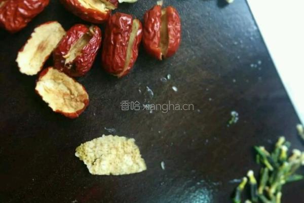 银耳甜汤的做法图解1