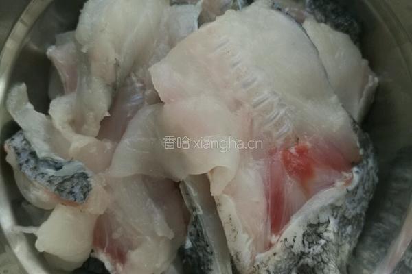 鱼骨豆腐汤的做法图解1