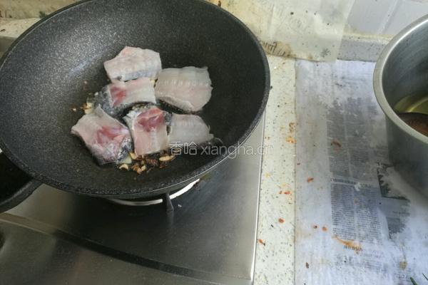 鱼骨豆腐汤的做法图解2