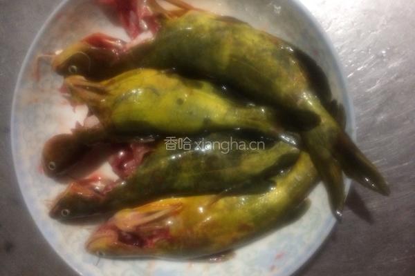 黄骨鱼基围虾豆腐汤的做法图解1