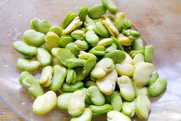 蚕豆炒鸡蛋的做法图解1