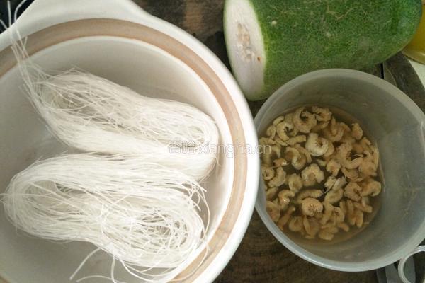 节瓜虾米粉丝煲的做法图解1