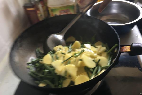 土豆炖豇豆的做法图解4