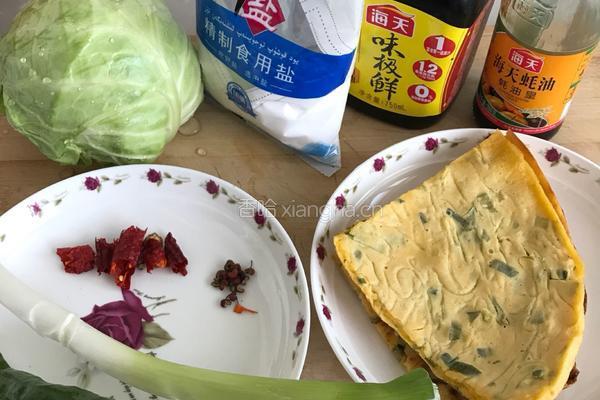 包包菜炒杂粮饼的做法图解1