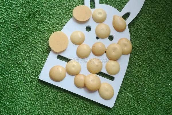 蛋黄溶豆的做法图解1