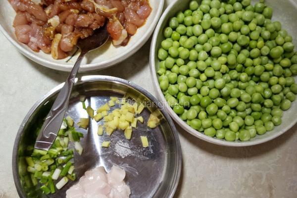 豌豆爆肉丁的做法图解1