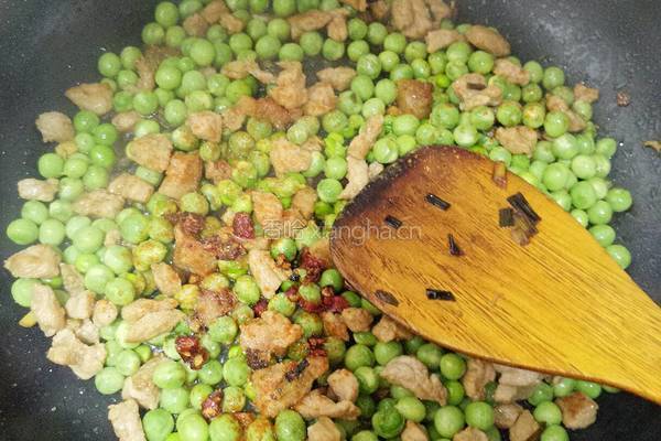 豌豆爆肉丁的做法图解5