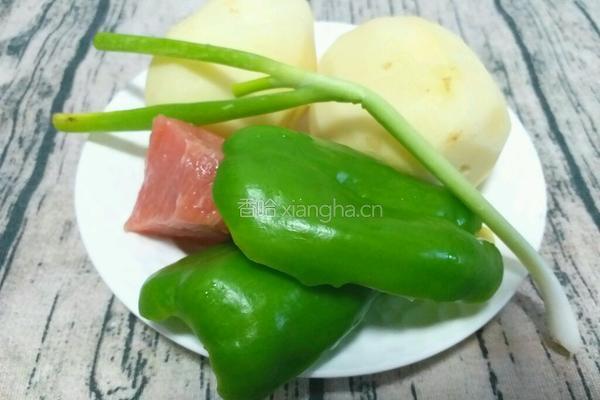 土豆青椒肉丁卤的做法图解1