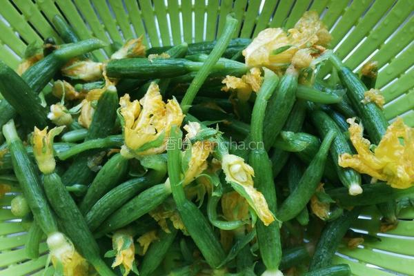 黄瓜花炒蛋的做法图解1