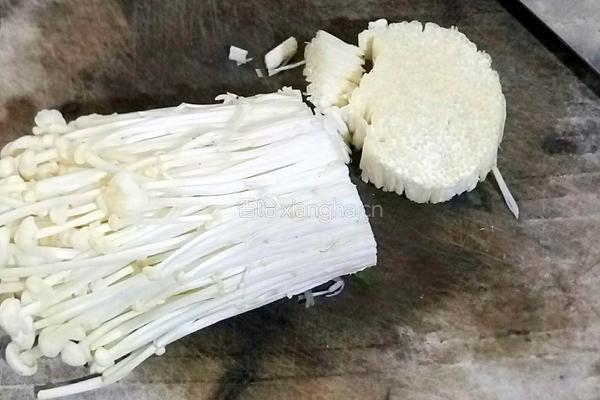金针菇瘦肉清汤的做法图解1