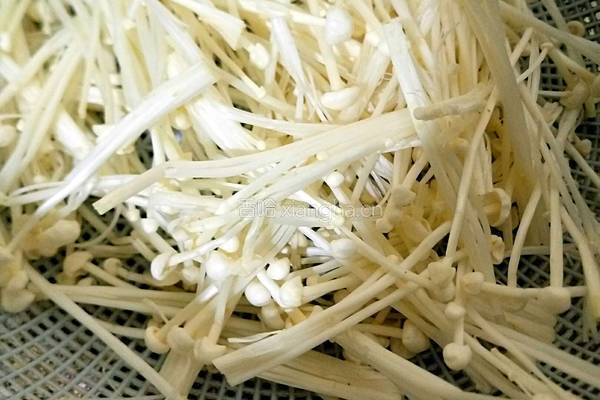 金针菇瘦肉清汤的做法图解2