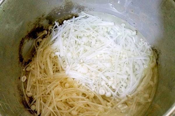 金针菇瘦肉清汤的做法图解6