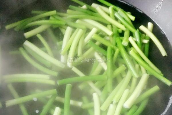 四色炒蒜苗的做法图解5