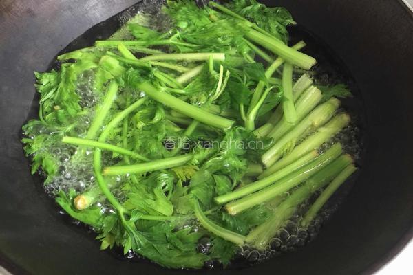 芹菜炒饭的做法图解2