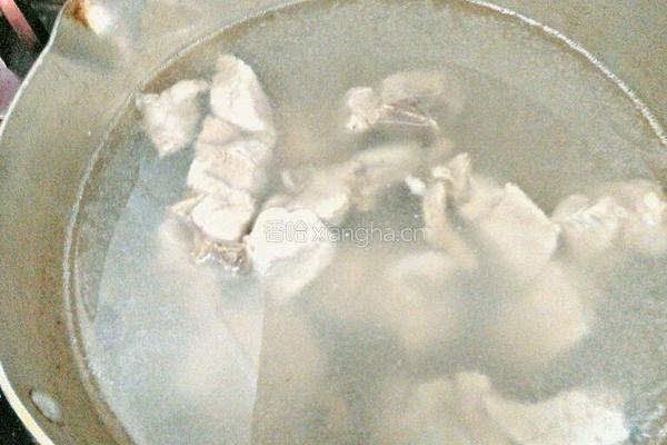 虫草花玉米胡萝卜排骨汤的做法图解3