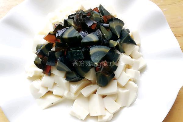 凉拌皮蛋豆腐的做法图解3