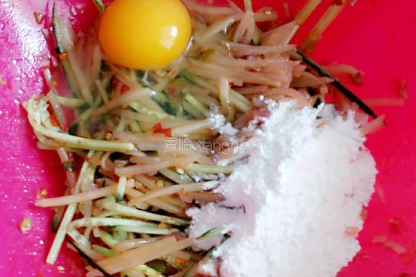 土豆丝卧蛋的做法图解1