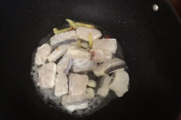 鳗鱼炒咸菜的做法图解4