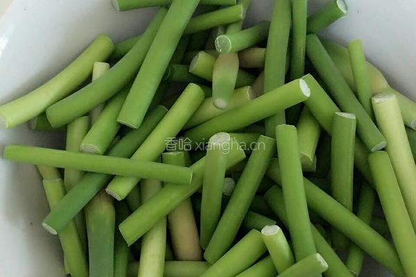 蒜苔肉条的做法图解2