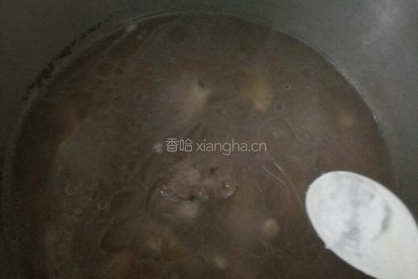 莲藕花生筒骨汤的做法图解3