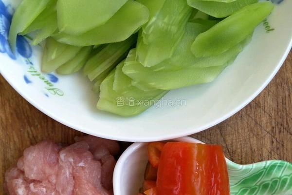 莴笋炒肉的做法图解1