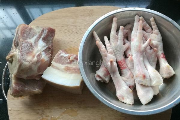 咸肉鸡爪煲的做法图解1