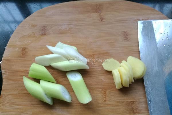 咸肉鸡爪煲的做法图解4