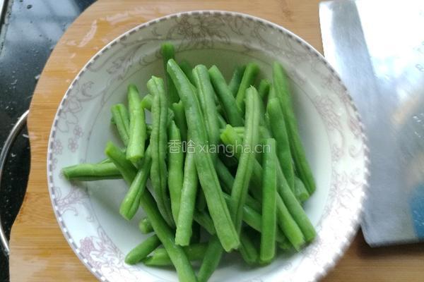 咸肉鸡爪煲的做法图解5
