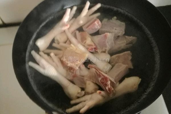 咸肉鸡爪煲的做法图解7